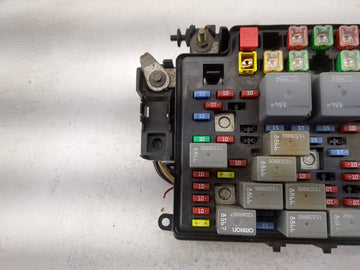 2004 Chevrolet Sub150 Fusebox Fuse Box Panel Relay Module P/N:15201930-02 15328864, 15328864, 12088567 Fits Fits 2003 2005 2006 OEM Used Auto Parts