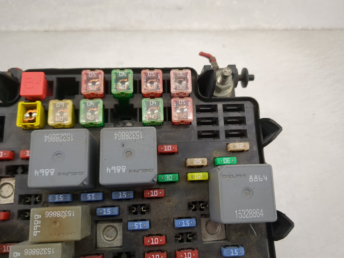 2004 Chevrolet Sub150 Fusebox Fuse Box Panel Relay Module P/N:15201930-02 15328864, 15328864, 12088567 Fits Fits 2003 2005 2