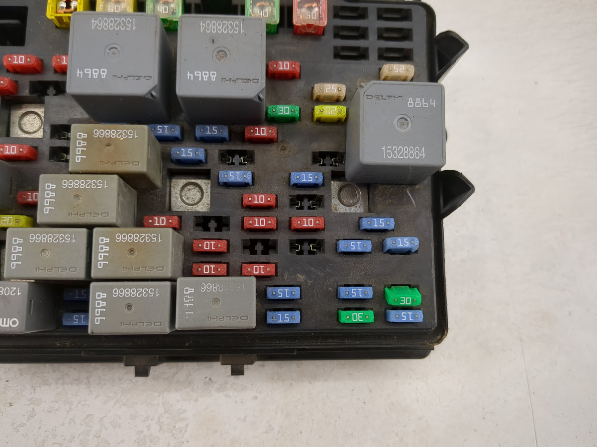 2004 Chevrolet Sub150 Fusebox Fuse Box Panel Relay Module P/N:15201930-02 15328864, 15328864, 12088567 Fits Fits 2003 2005 2