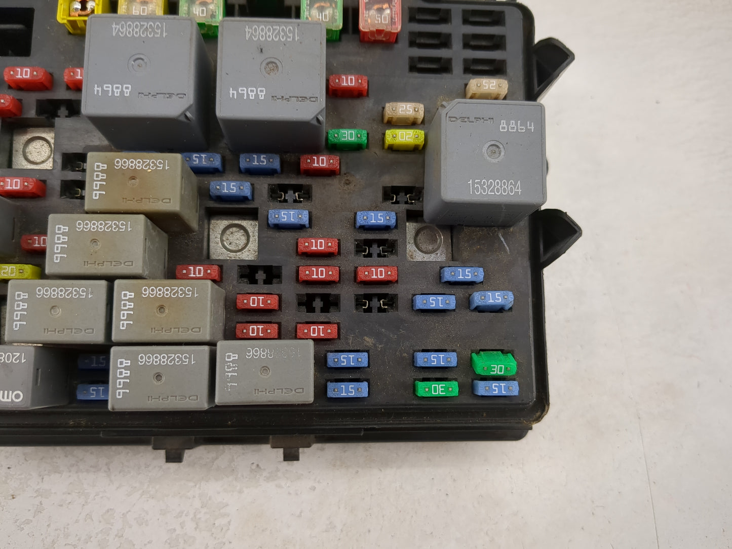 2004 Chevrolet Sub150 Fusebox Fuse Box Panel Relay Module P/N:15201930-02 15328864, 15328864, 12088567 Fits Fits 2003 2005 2