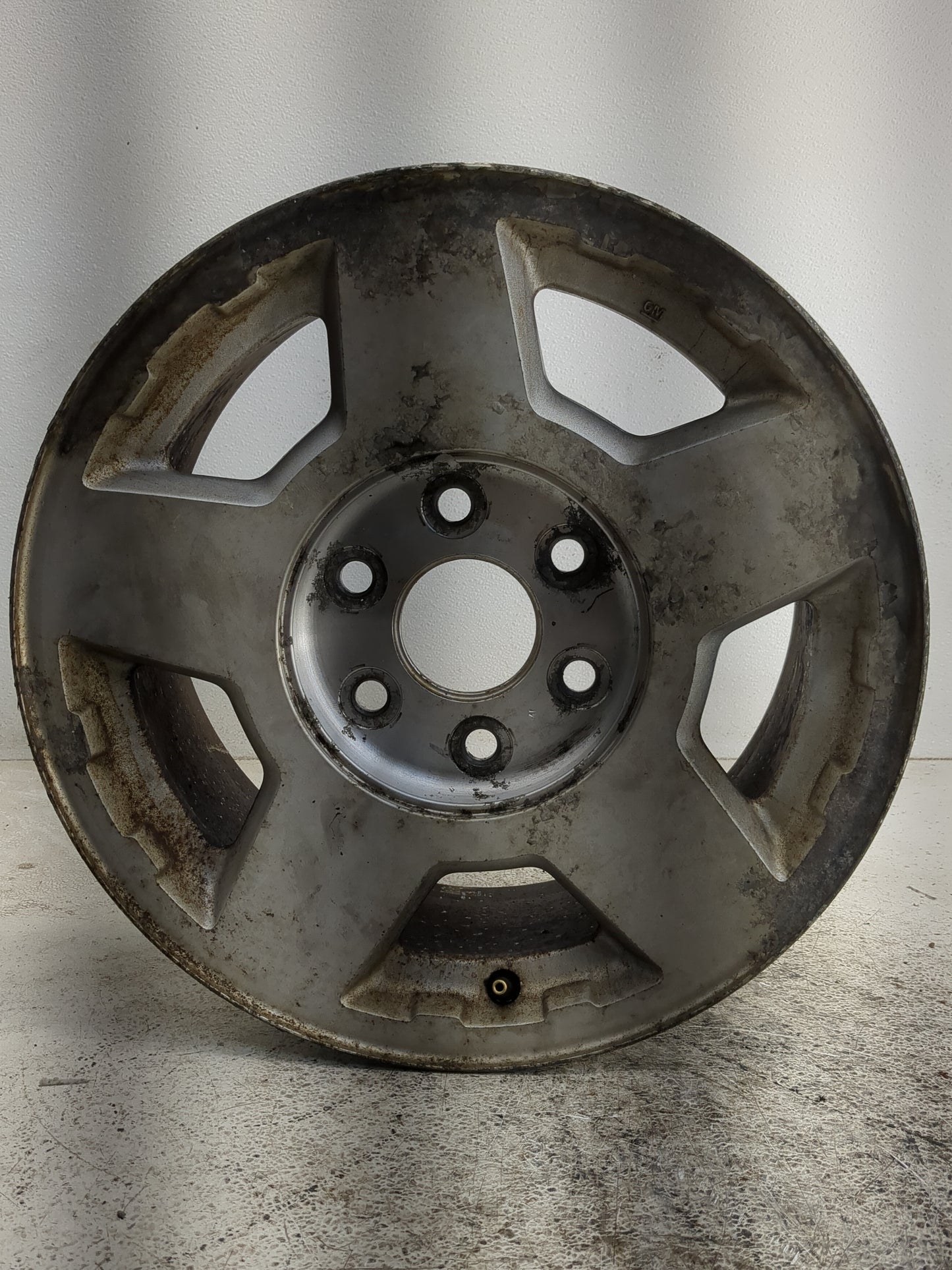 2004-2006 Chevrolet Suburban 1500 Oem Wheel Rim 1318331 - Oemusedautoparts1.com