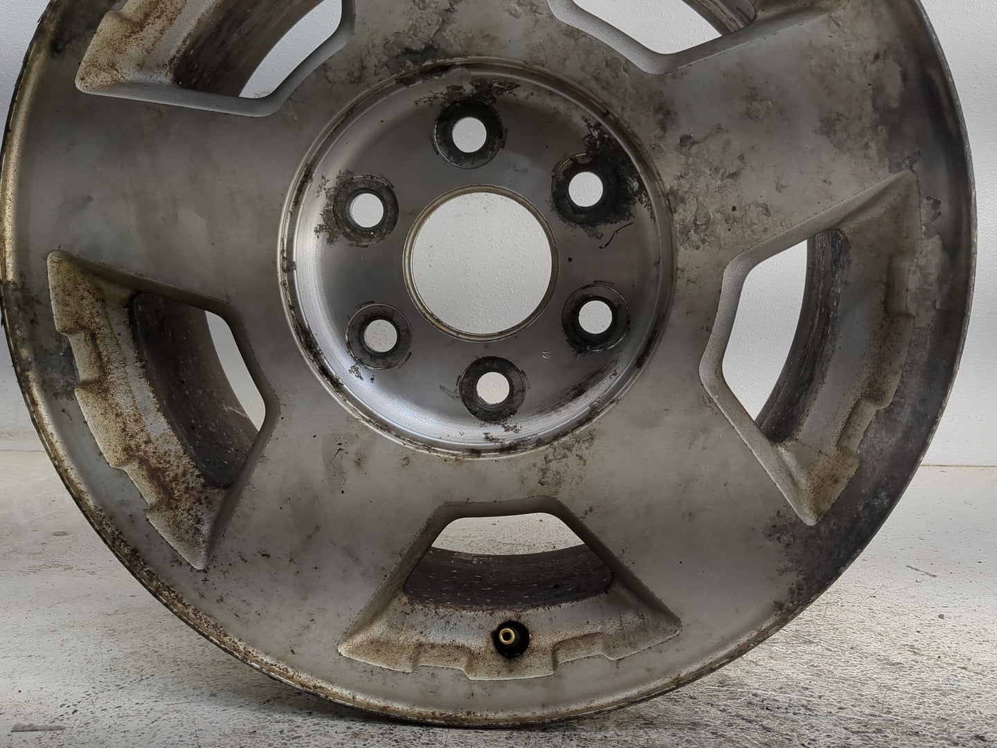2004-2006 Chevrolet Suburban 1500 Oem Wheel Rim 1318331 - Oemusedautoparts1.com