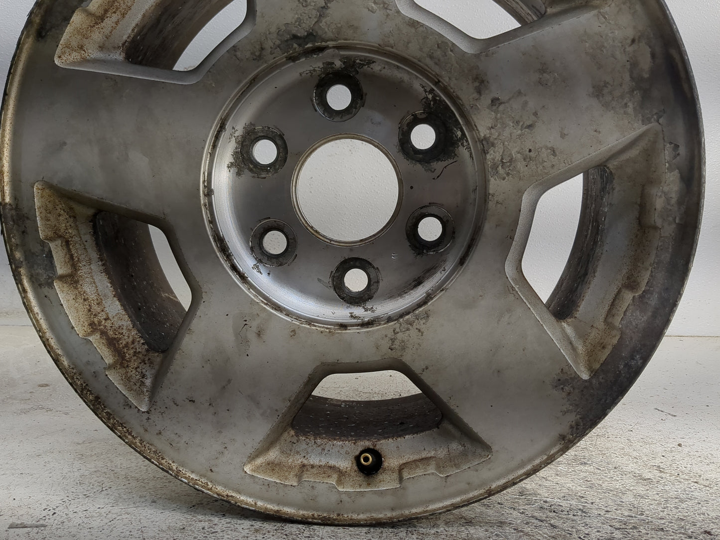 2004-2006 Chevrolet Suburban 1500 Oem Wheel Rim 1318331 - Oemusedautoparts1.com