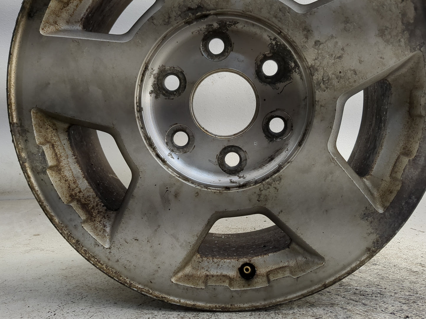 2004-2006 Chevrolet Suburban 1500 Oem Wheel Rim 1318331 - Oemusedautoparts1.com