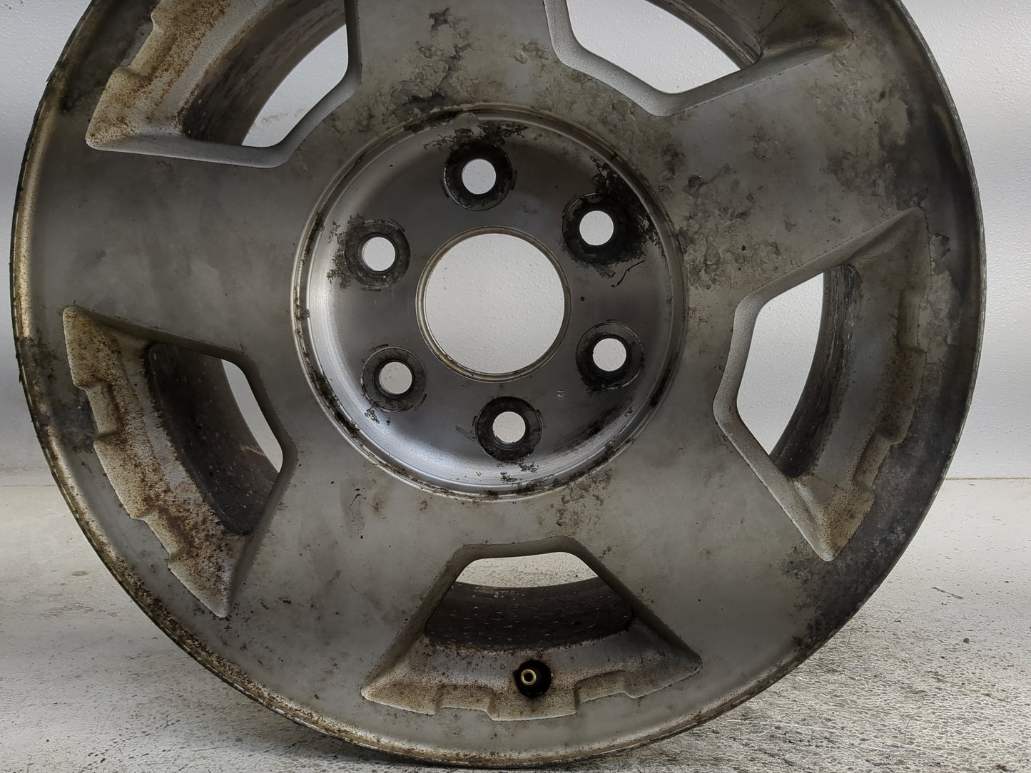 2004-2006 Chevrolet Suburban 1500 Oem Wheel Rim 1318331 - Oemusedautoparts1.com