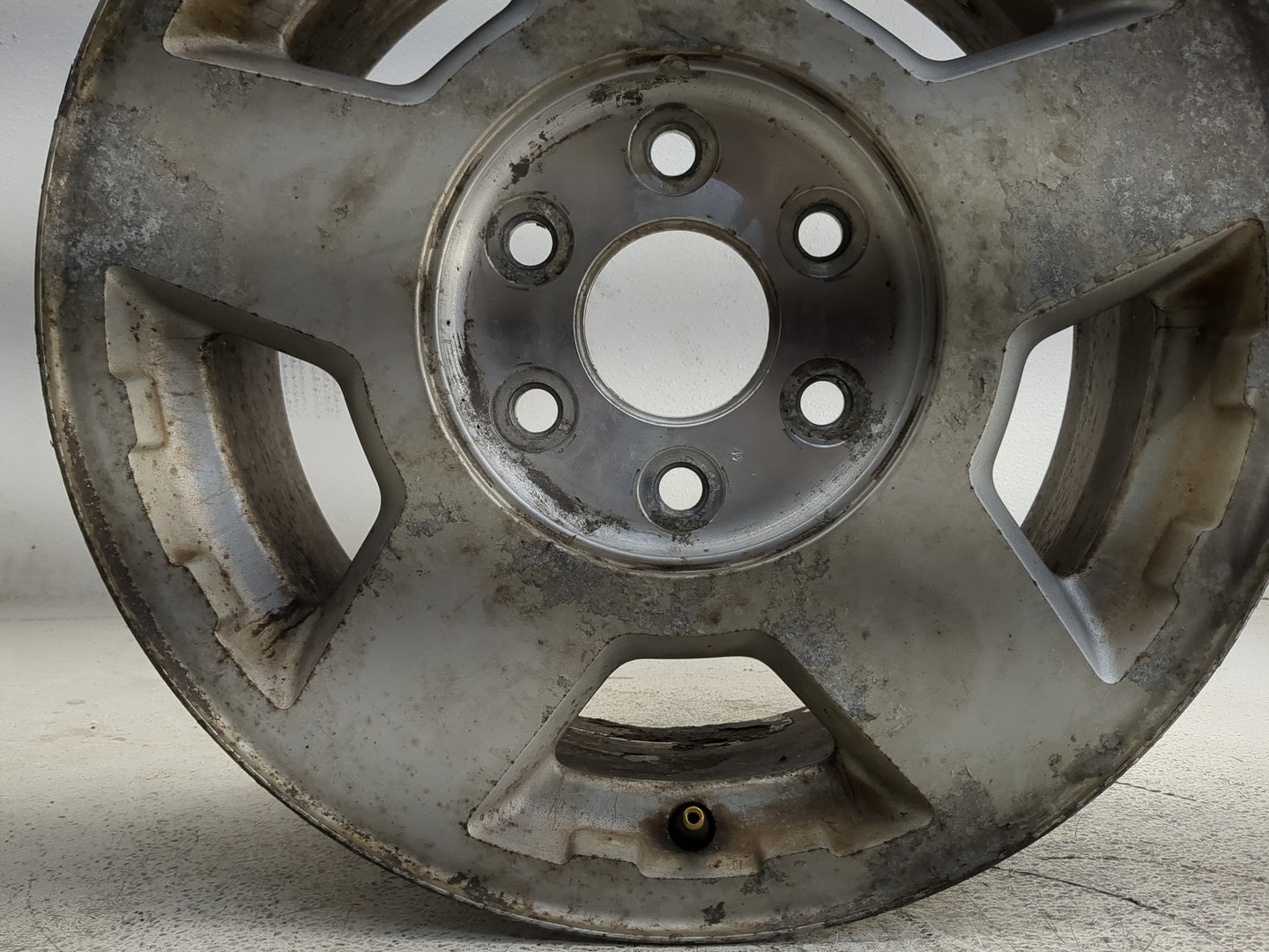 2004-2006 Chevrolet Suburban 1500 Oem Wheel Rim 1323700 - Oemusedautoparts1.com
