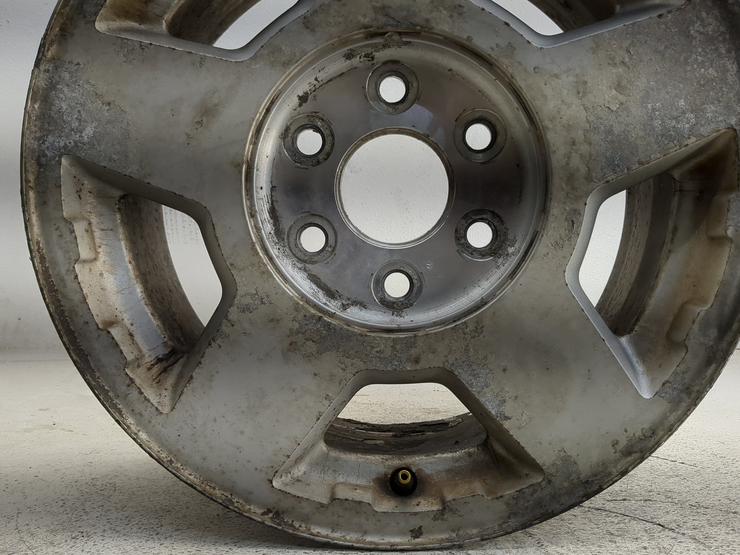 2004-2006 Chevrolet Suburban 1500 Oem Wheel Rim 1323700 - Oemusedautoparts1.com