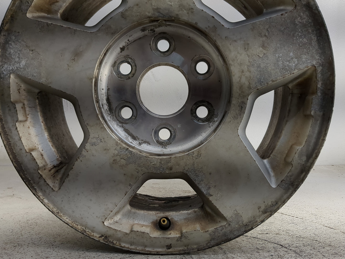 2004-2006 Chevrolet Suburban 1500 Oem Wheel Rim 1323700 - Oemusedautoparts1.com