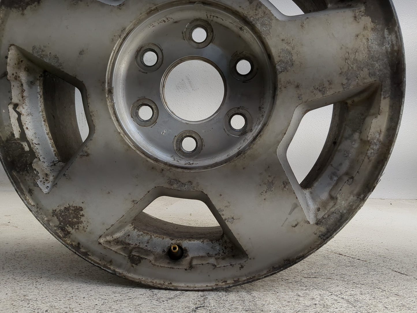 2004-2006 Chevrolet Suburban 1500 Oem Wheel Rim 1323701 - Oemusedautoparts1.com