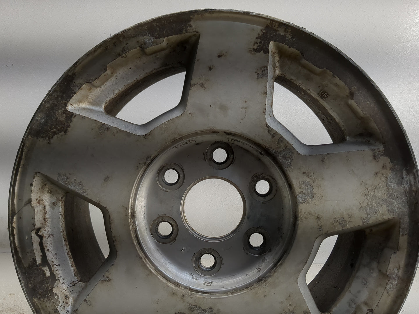 2004-2006 Chevrolet Suburban 1500 Oem Wheel Rim 1323701 - Oemusedautoparts1.com