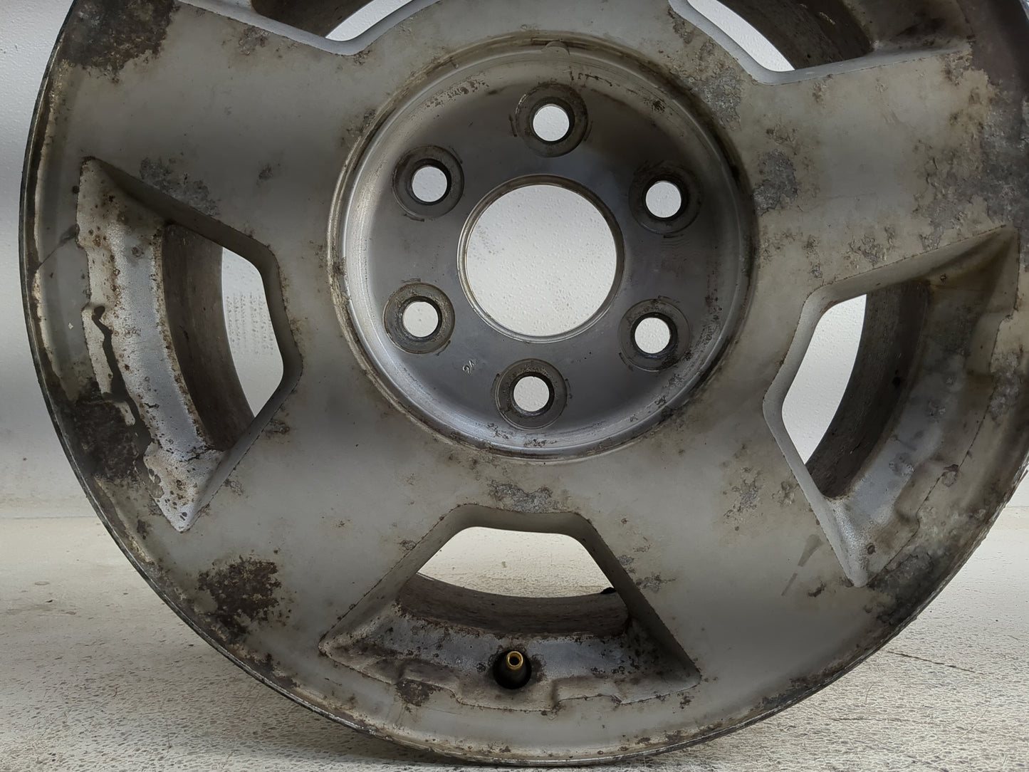 2004-2006 Chevrolet Suburban 1500 Oem Wheel Rim 1323701 - Oemusedautoparts1.com