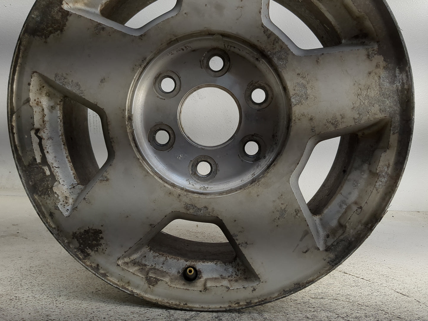 2004-2006 Chevrolet Suburban 1500 Oem Wheel Rim 1323701 - Oemusedautoparts1.com