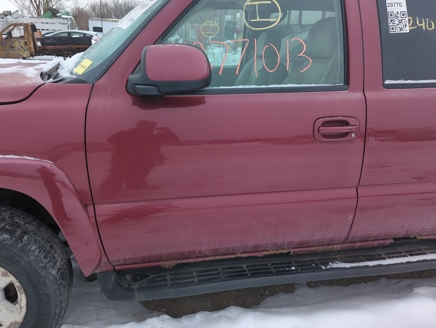 2000-2006 Chevrolet Suburban 1500 Driver Front Door Oem - Oemusedautoparts1.com