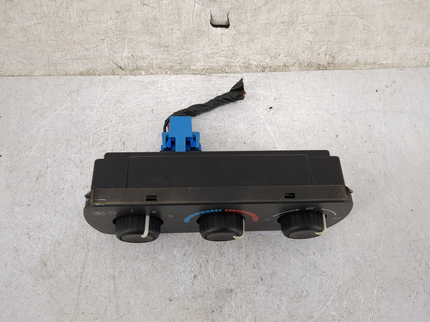 2003-2006 Chevrolet Suburban 1500 Climate Control Module Temperature AC/Heater Replacement P/N:15112018 Fits OEM Used Auto P