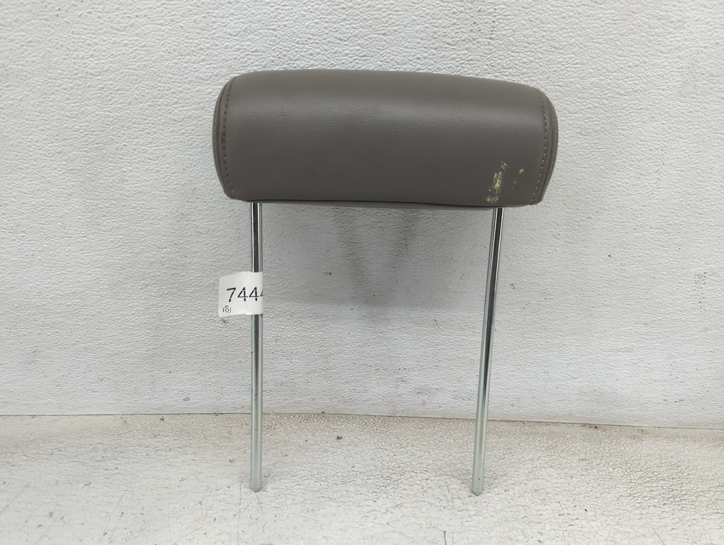 2003-2006 Chevrolet Suburban 1500 Headrest Head Rest Rear Seat Fits Fits 2003 2004 2005 2006 OEM Used Auto Parts - Oemusedau