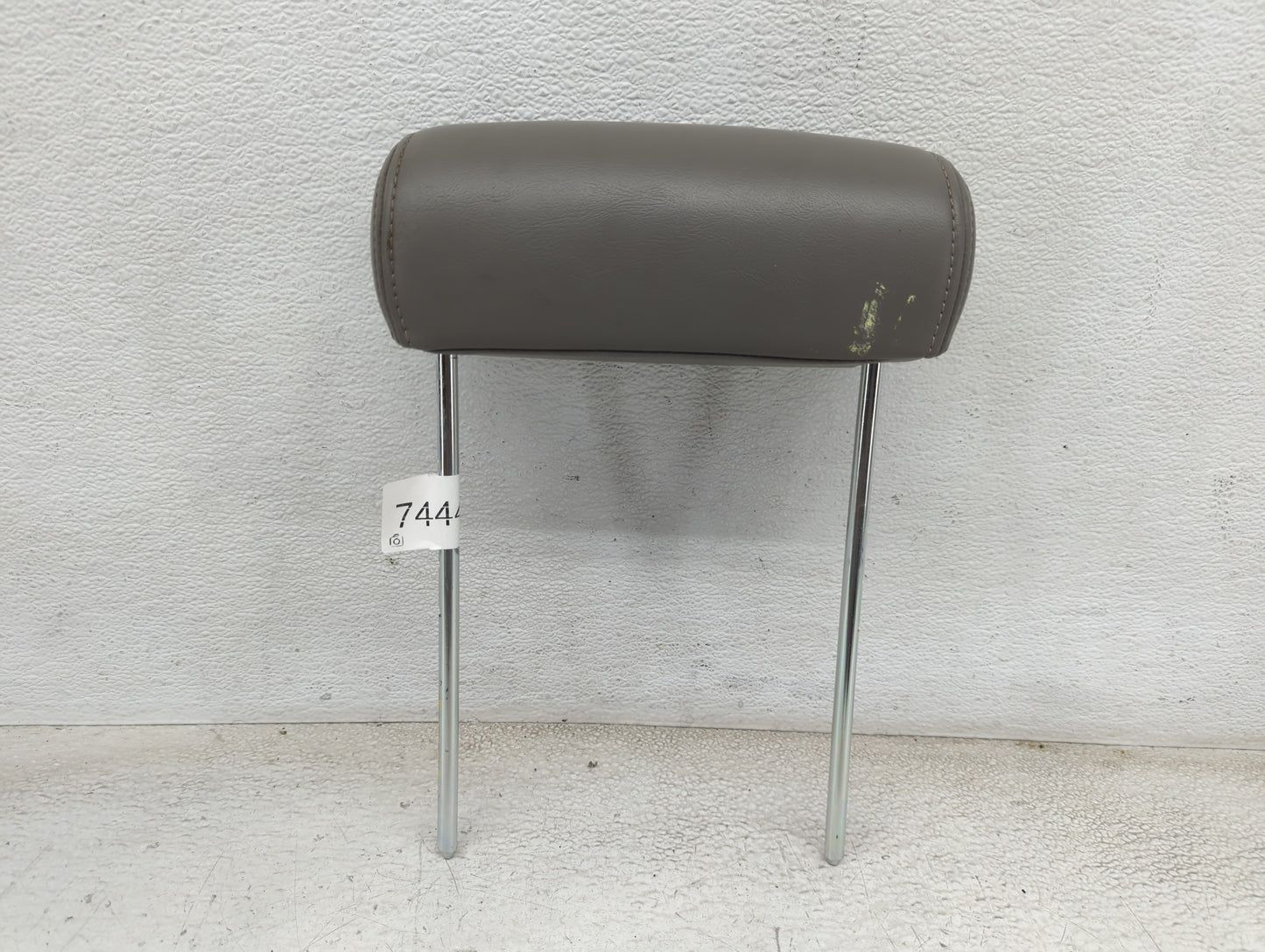 2003-2006 Chevrolet Suburban 1500 Headrest Head Rest Rear Seat Fits Fits 2003 2004 2005 2006 OEM Used Auto Parts - Oemusedau