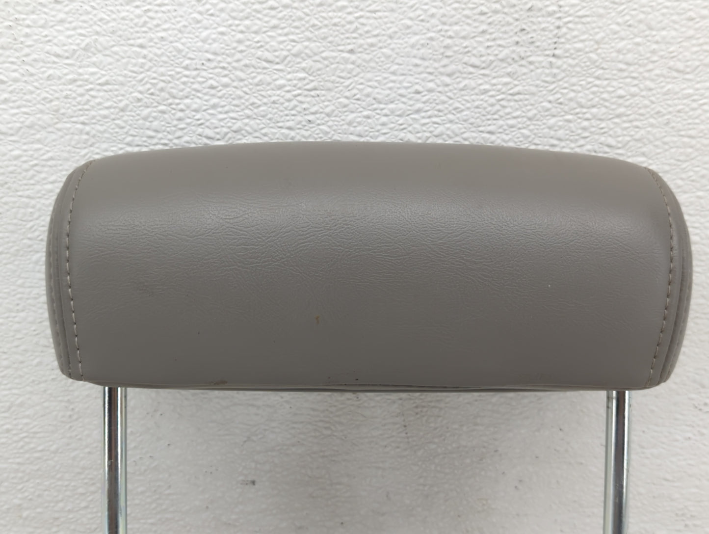 2003-2006 Chevrolet Suburban 1500 Headrest Head Rest Rear Seat Fits Fits 2003 2004 2005 2006 OEM Used Auto Parts - Oemusedau