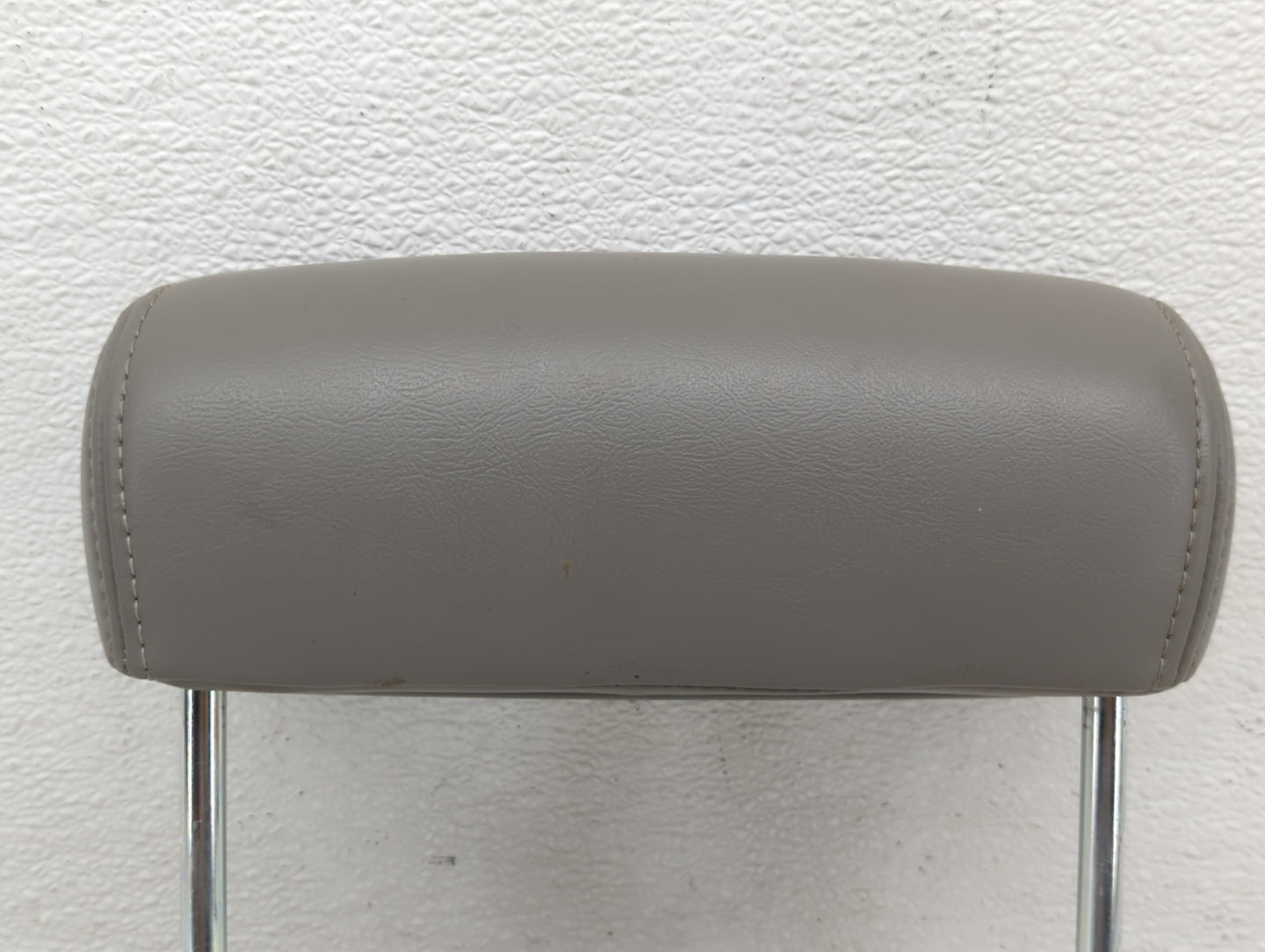 2003-2006 Chevrolet Suburban 1500 Headrest Head Rest Rear Seat Fits Fits 2003 2004 2005 2006 OEM Used Auto Parts - Oemusedau