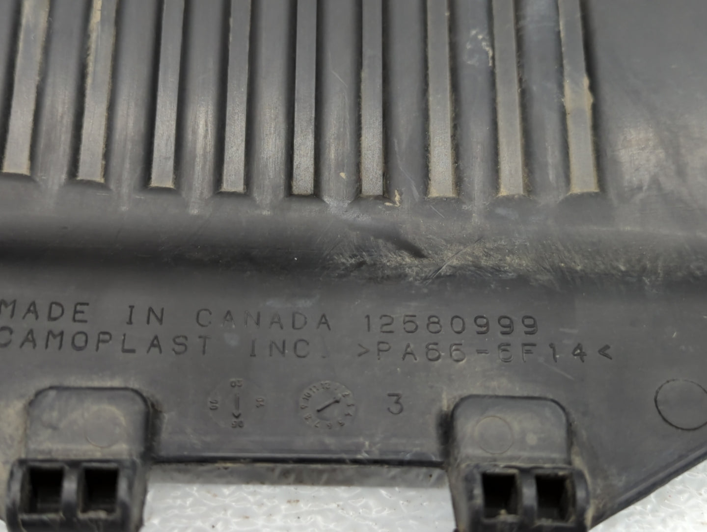2004 Chevrolet Suburban 2500 Engine Cover - Oemusedautoparts1.com