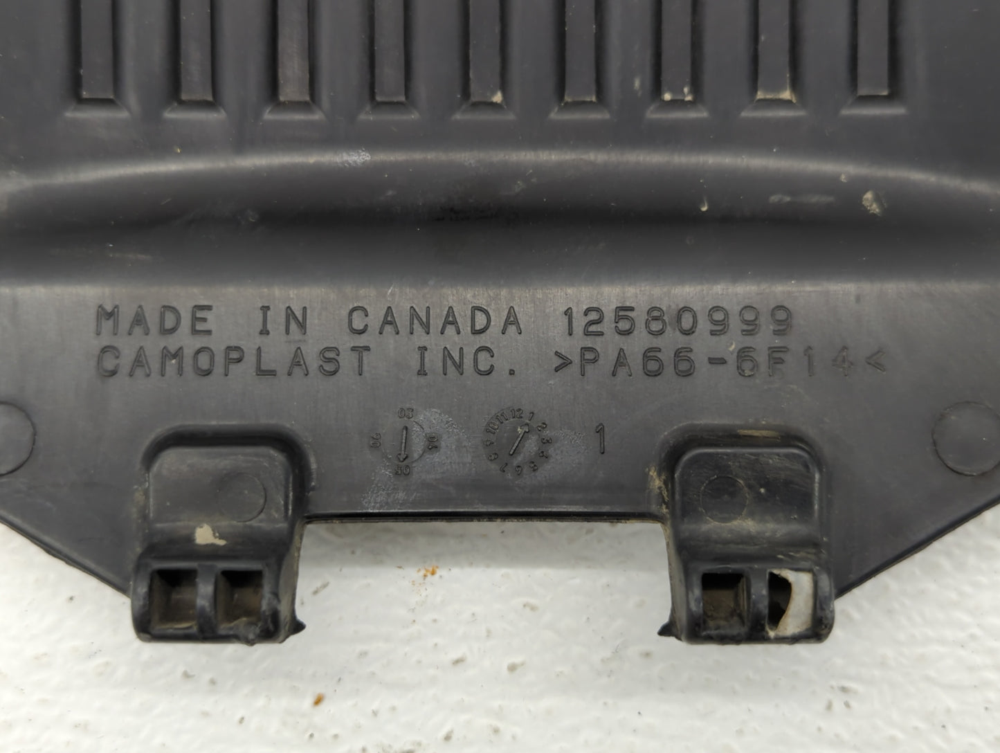 2004 Chevrolet Suburban 2500 Engine Cover - Oemusedautoparts1.com