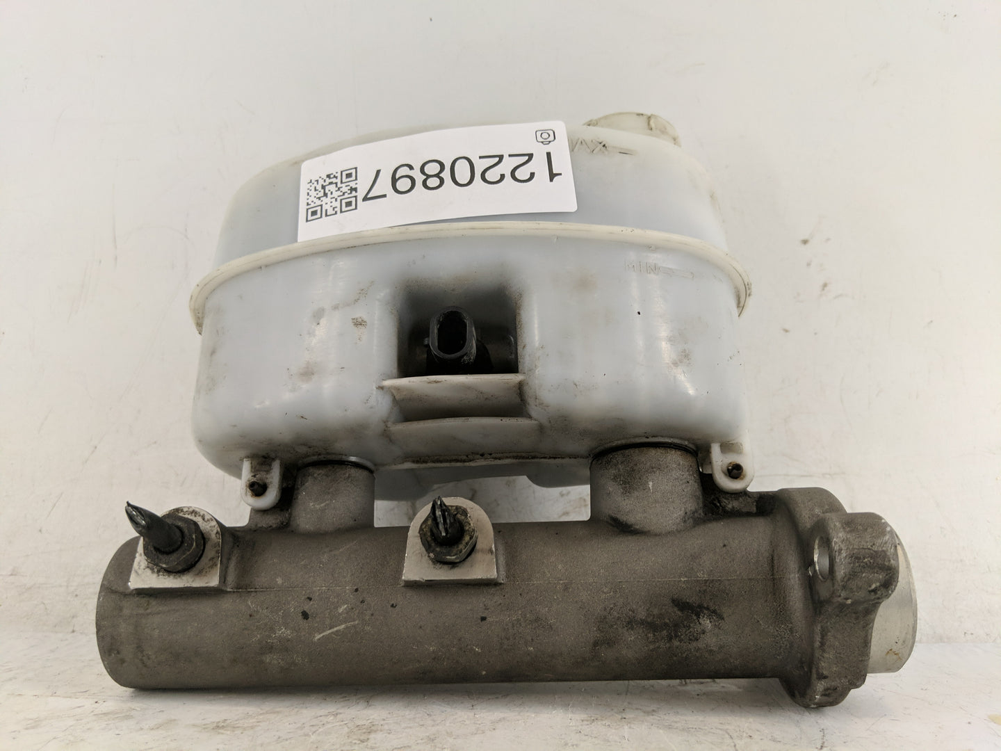 2004-2006 Chevrolet Tahoe Brake Master Cylinder - Oemusedautoparts1.com