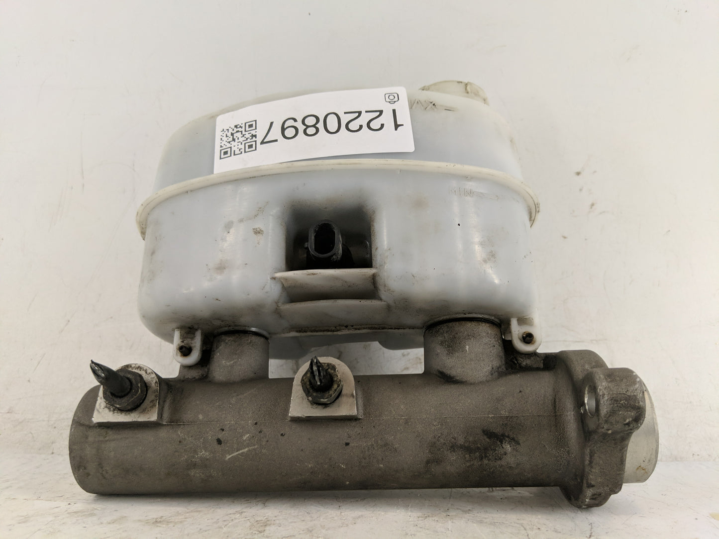 2004-2006 Chevrolet Tahoe Brake Master Cylinder - Oemusedautoparts1.com