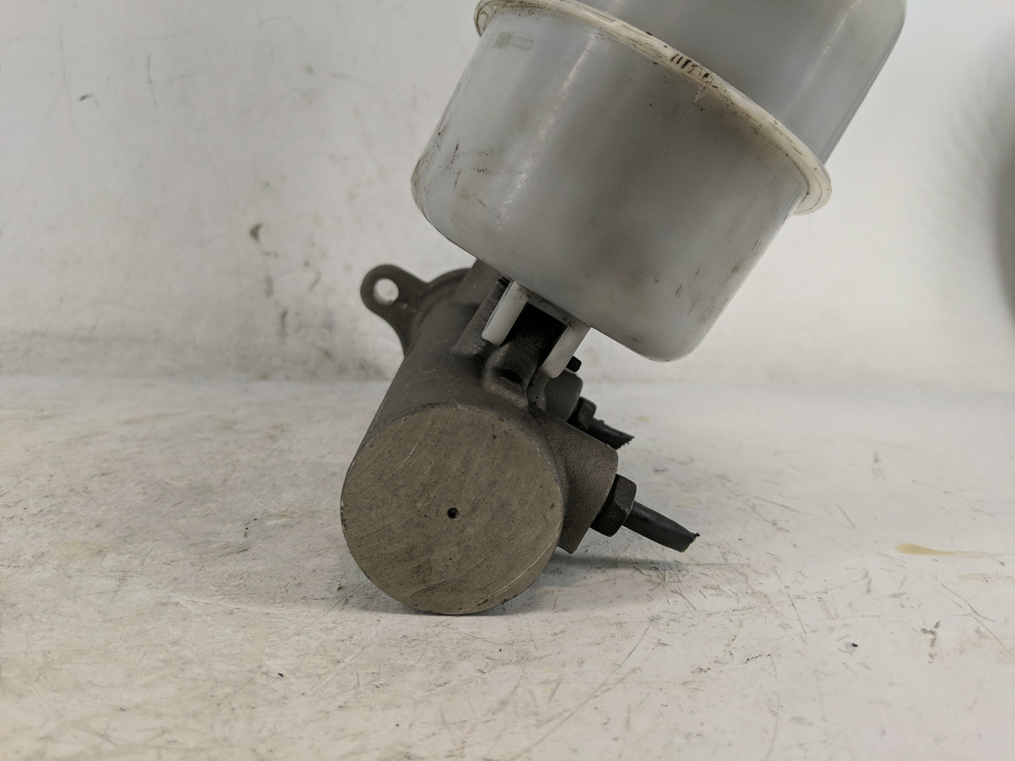 2004-2006 Chevrolet Tahoe Brake Master Cylinder - Oemusedautoparts1.com