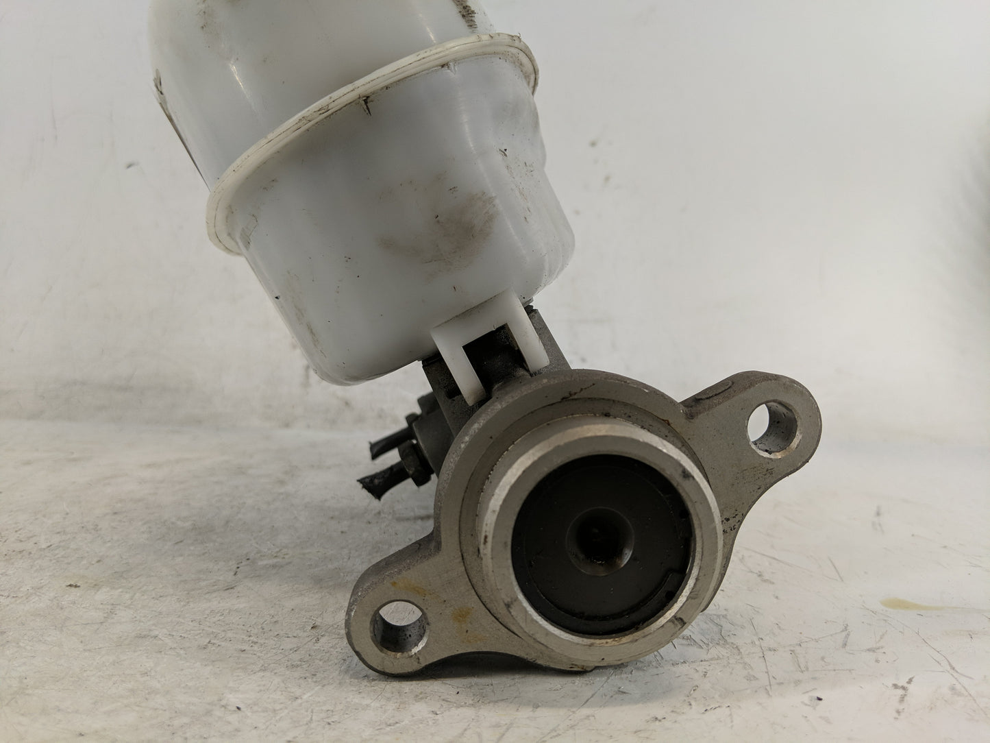 2004-2006 Chevrolet Tahoe Brake Master Cylinder - Oemusedautoparts1.com