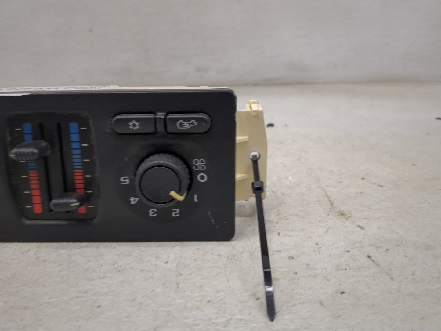 2003-2004 Chevrolet Tahoe Climate Control Module Temperature AC/Heater Replacement P/N:15107753 Fits Fits 2003 2004 OEM Used