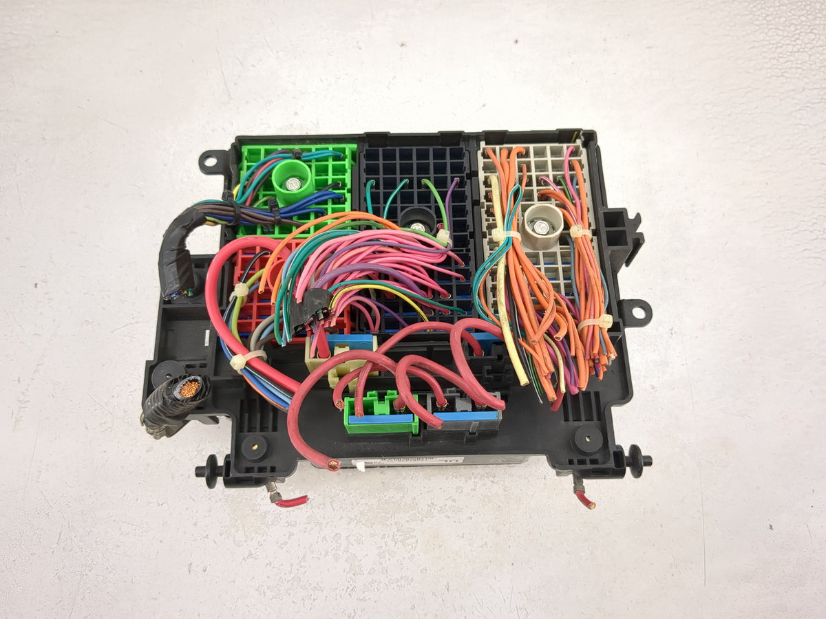 2003-2006 Chevrolet Tahoe Fusebox Fuse Box Panel Relay Module P/N:15201930-02 Fits Fits 2003 2004 2005 2006 OEM Used Auto Pa