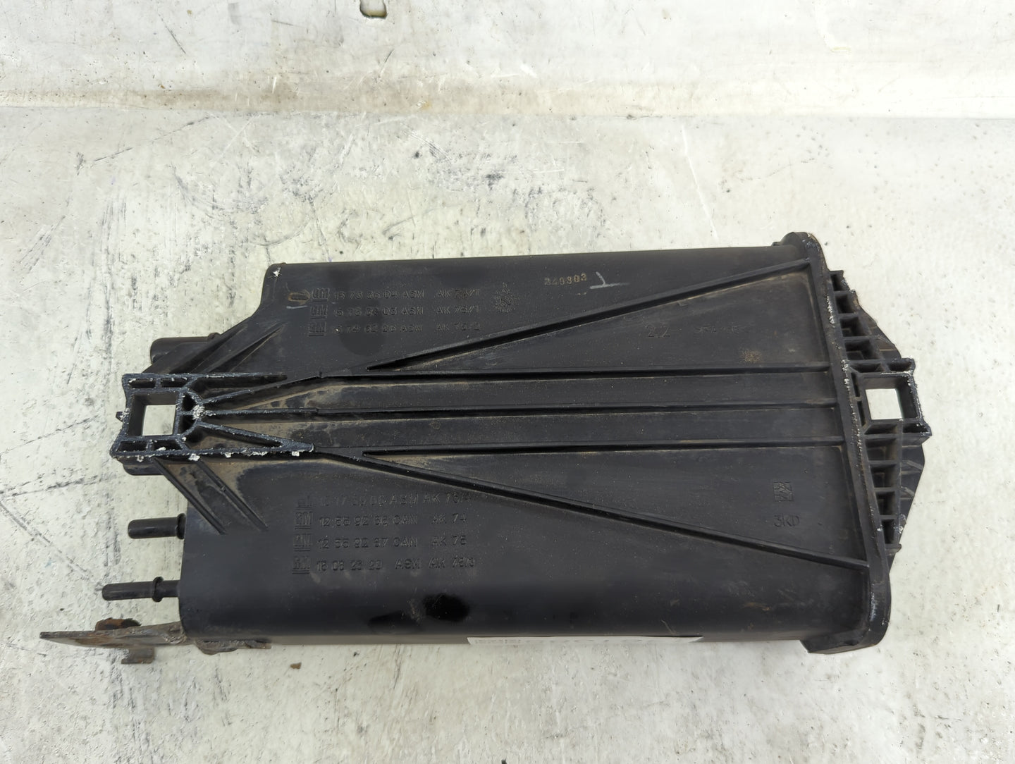 2004 Chevrolet Tahoe Fuel Vapor Charcoal Canister - Oemusedautoparts1.com