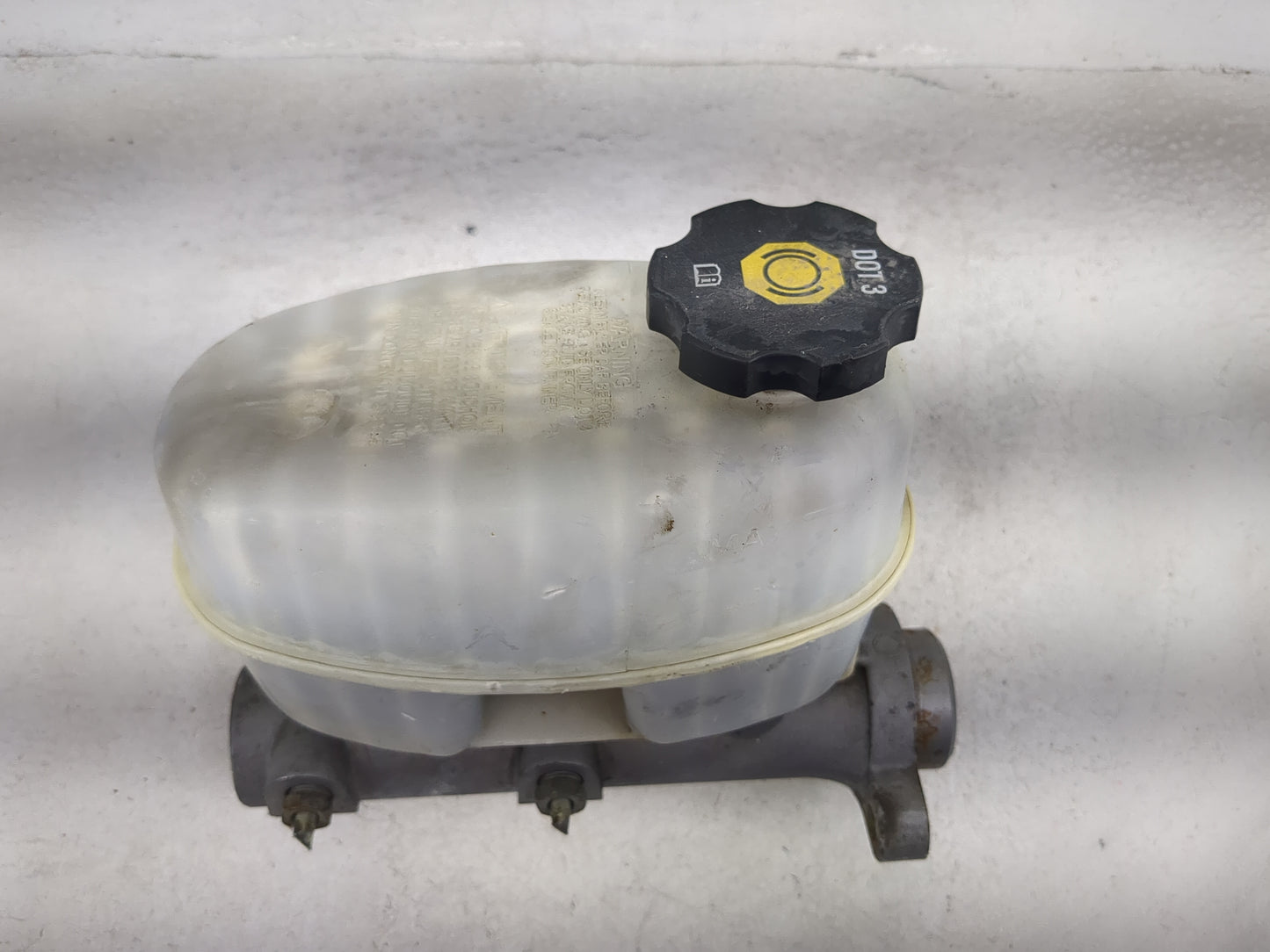 2004-2006 Chevrolet Tahoe Brake Master Cylinder 1490954 - Oemusedautoparts1.com