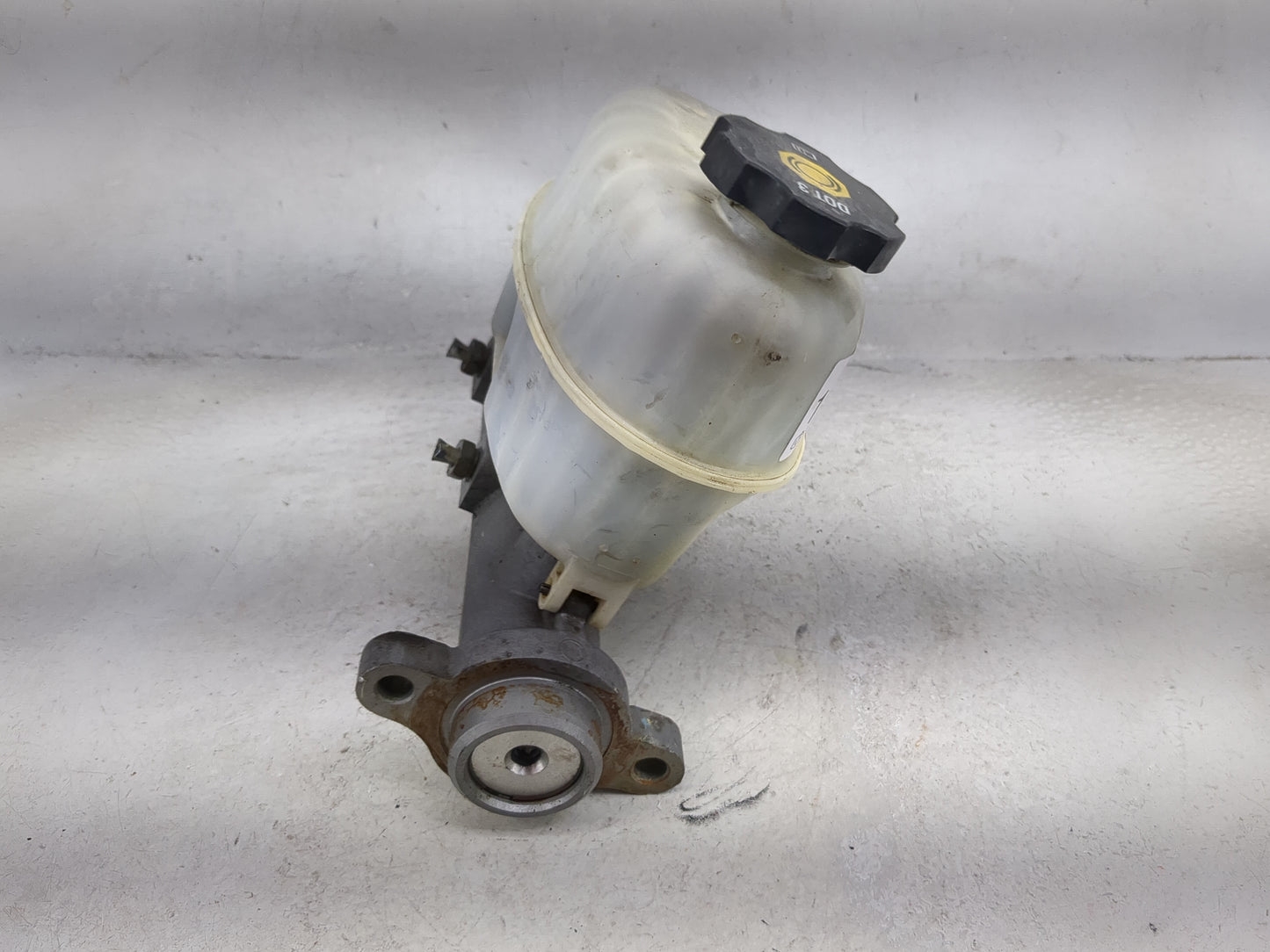 2004-2006 Chevrolet Tahoe Brake Master Cylinder 1490954 - Oemusedautoparts1.com