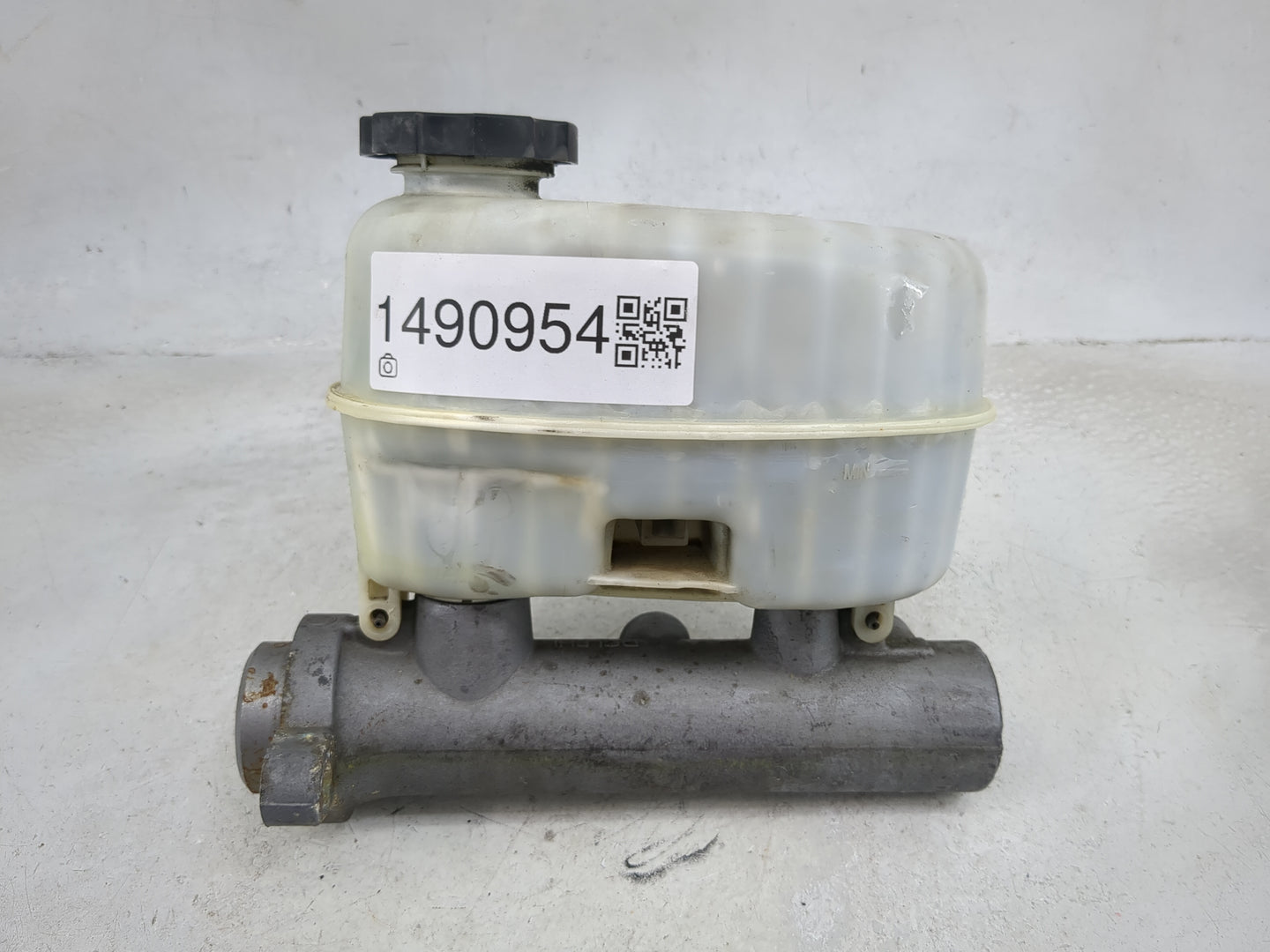 2004-2006 Chevrolet Tahoe Brake Master Cylinder 1490954 - Oemusedautoparts1.com