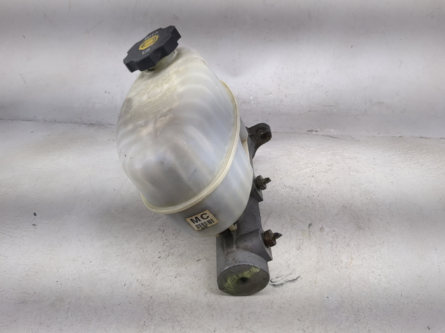 2004-2006 Chevrolet Tahoe Brake Master Cylinder 1490954 - Oemusedautoparts1.com