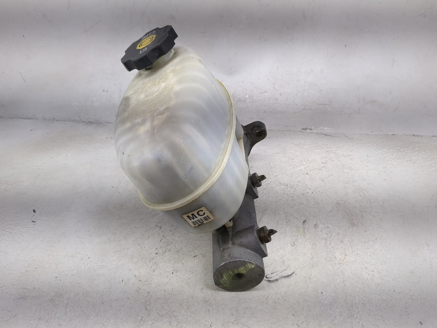 2004-2006 Chevrolet Tahoe Brake Master Cylinder 1490954 - Oemusedautoparts1.com