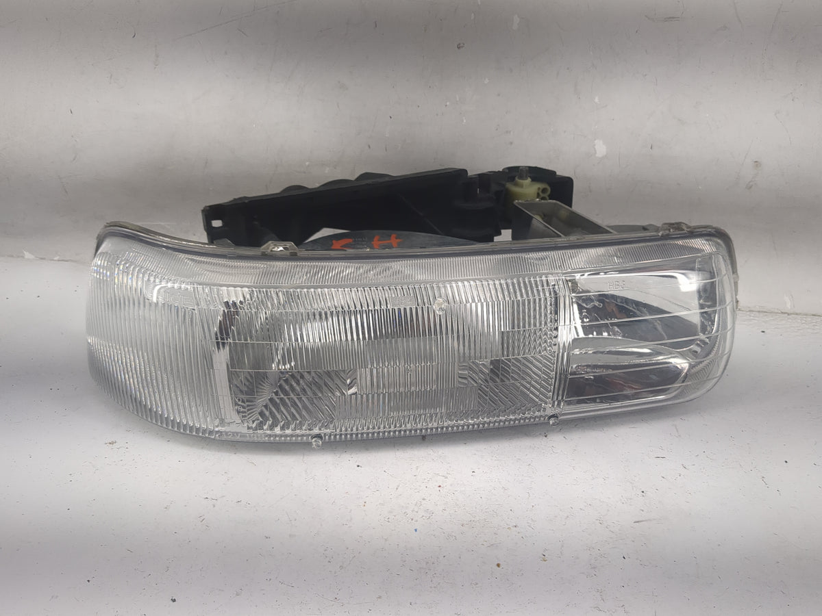 2000-2006 Chevrolet Tahoe Passenger Right Oem Head Light Headlight Lamp 1518521 - Oemusedautoparts1.com