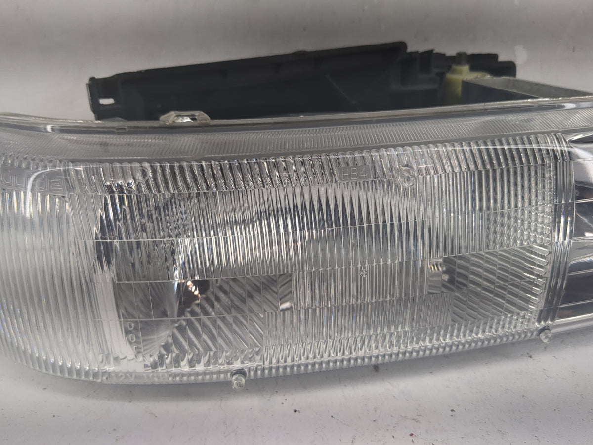 2000-2006 Chevrolet Tahoe Passenger Right Oem Head Light Headlight Lamp 1518521 - Oemusedautoparts1.com