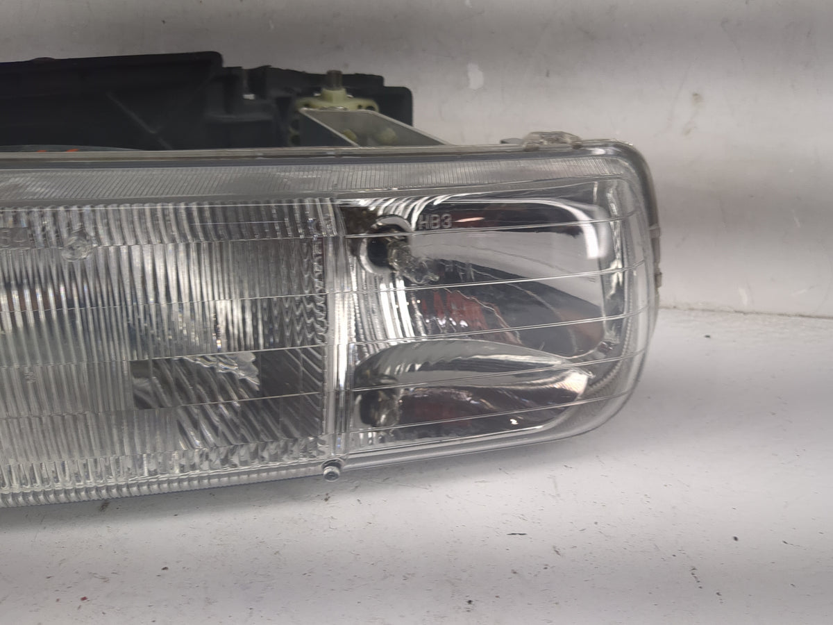 2000-2006 Chevrolet Tahoe Passenger Right Oem Head Light Headlight Lamp 1518521 - Oemusedautoparts1.com