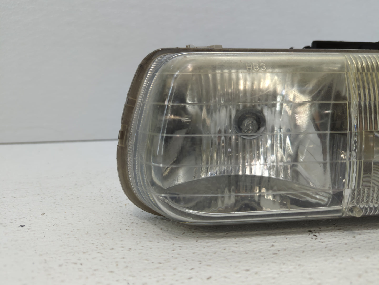 2000-2006 Chevrolet Tahoe Driver Left Oem Head Light Headlight Lamp - Oemusedautoparts1.com