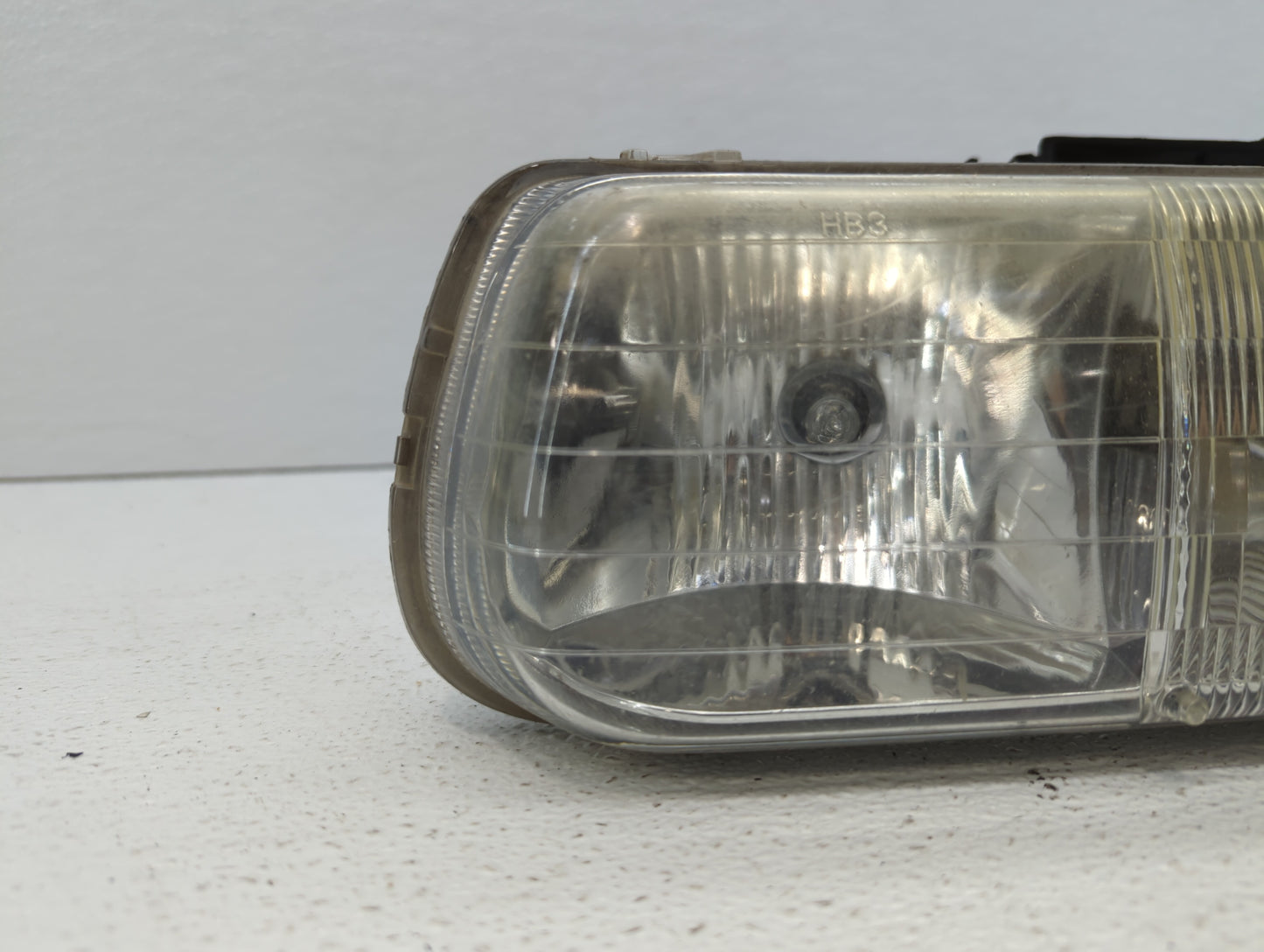 2000-2006 Chevrolet Tahoe Driver Left Oem Head Light Headlight Lamp - Oemusedautoparts1.com