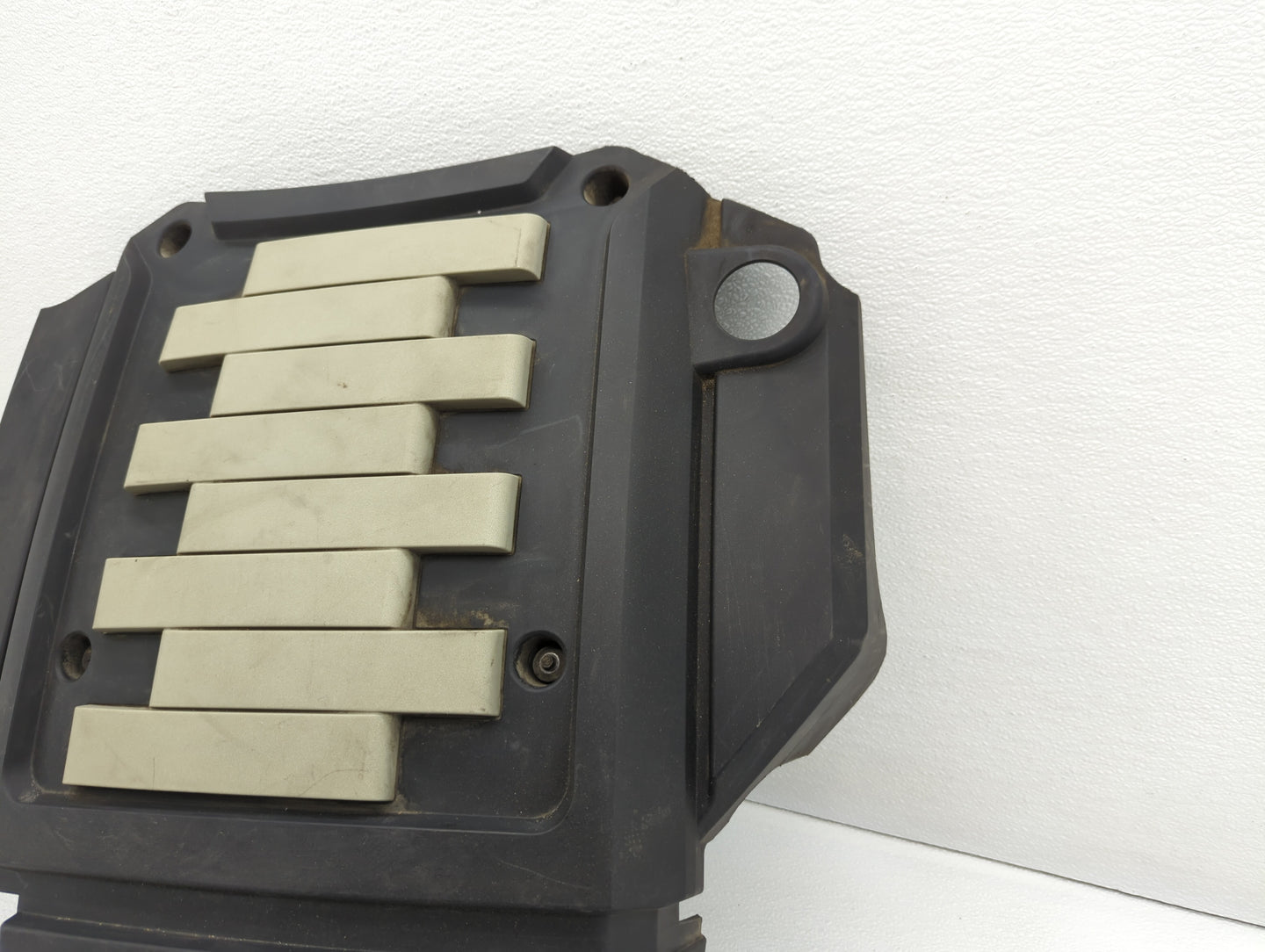 2004 Chevrolet Tahoe Engine Cover - Oemusedautoparts1.com