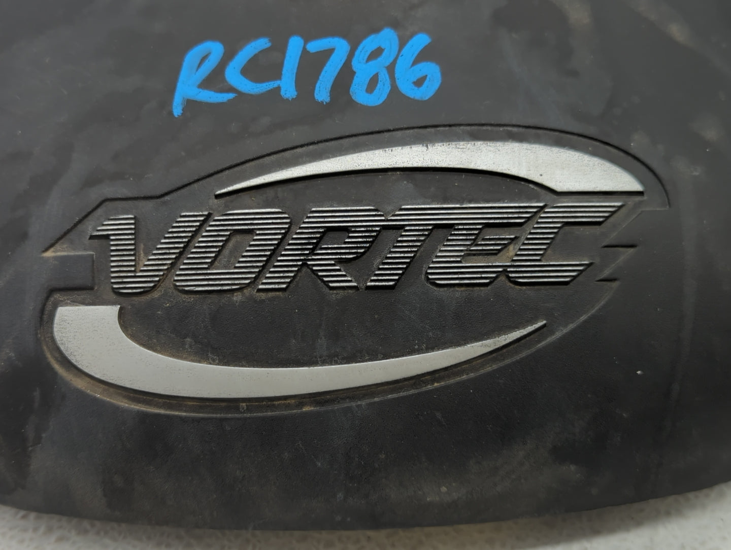 2004 Chevrolet Tahoe Engine Cover - Oemusedautoparts1.com