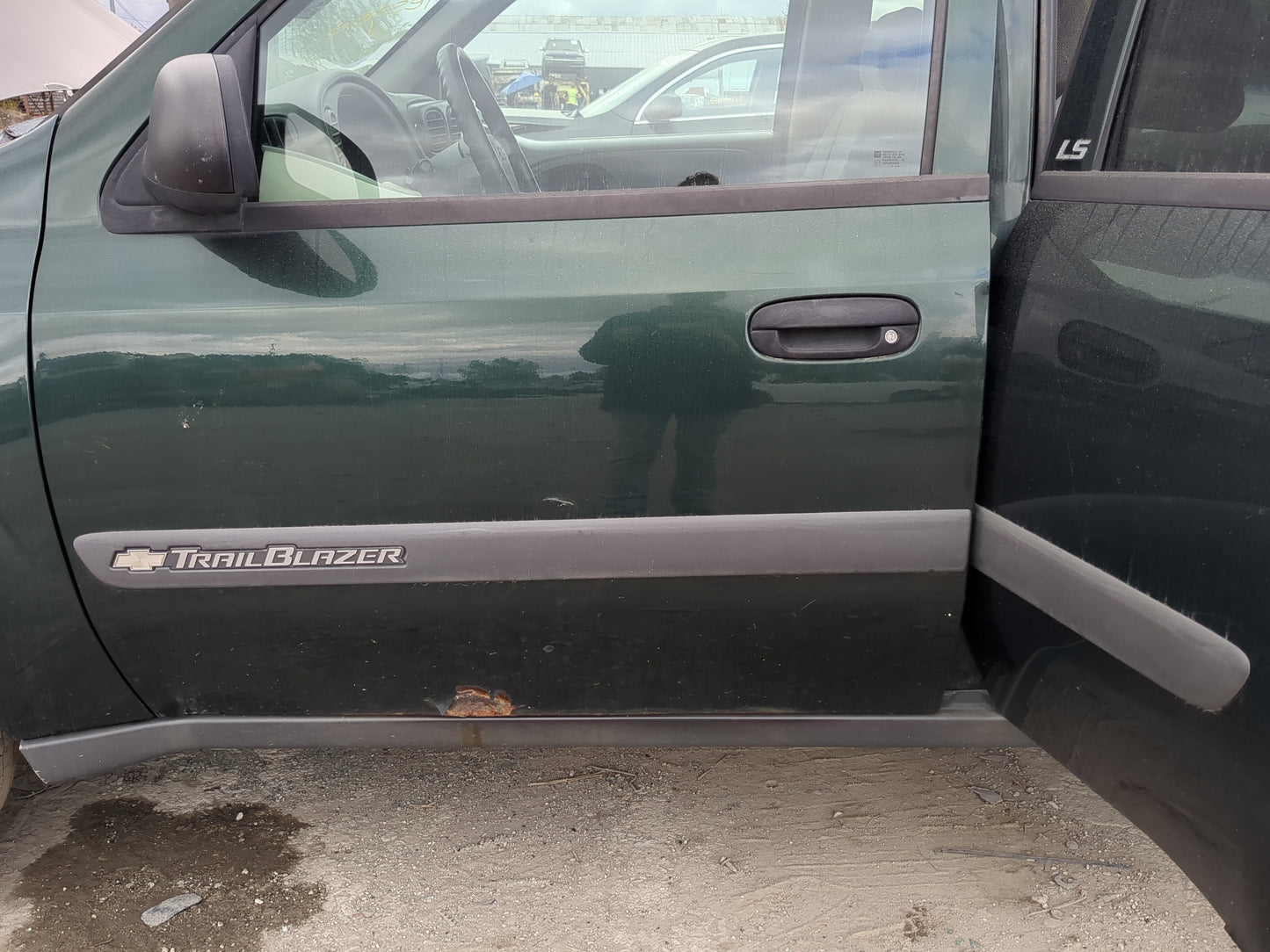 2002-2004 Chevrolet Trailblazer Driver Front Door Oem 1190028 - Oemusedautoparts1.com