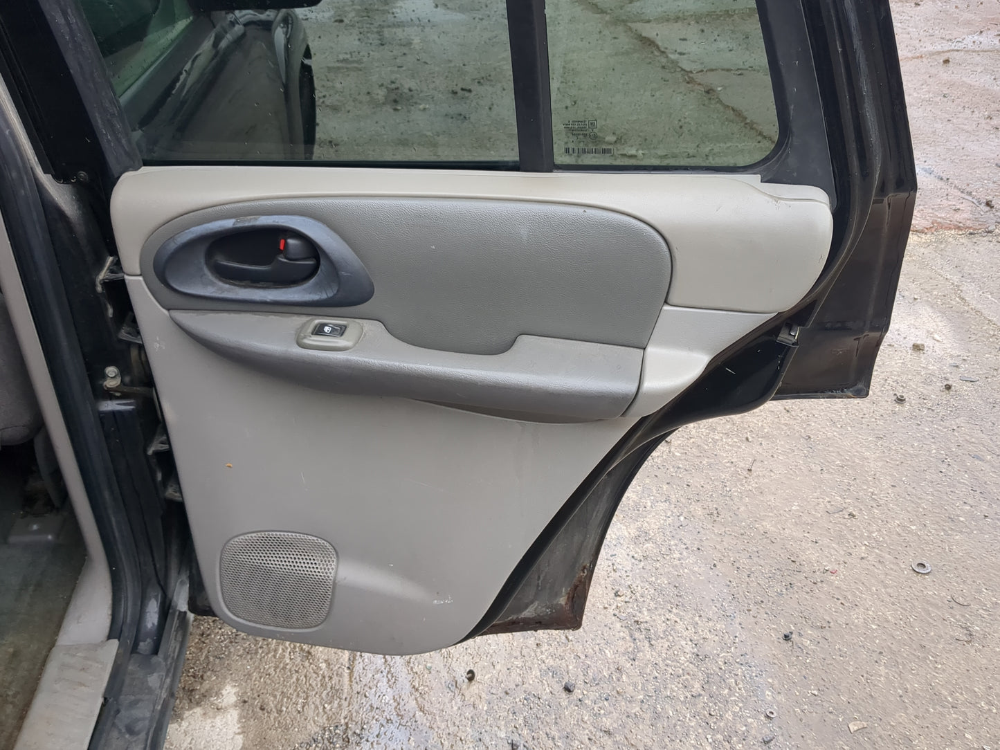 2002-2004 Chevrolet Trailblazer Passenger Rear Door Oem - Oemusedautoparts1.com