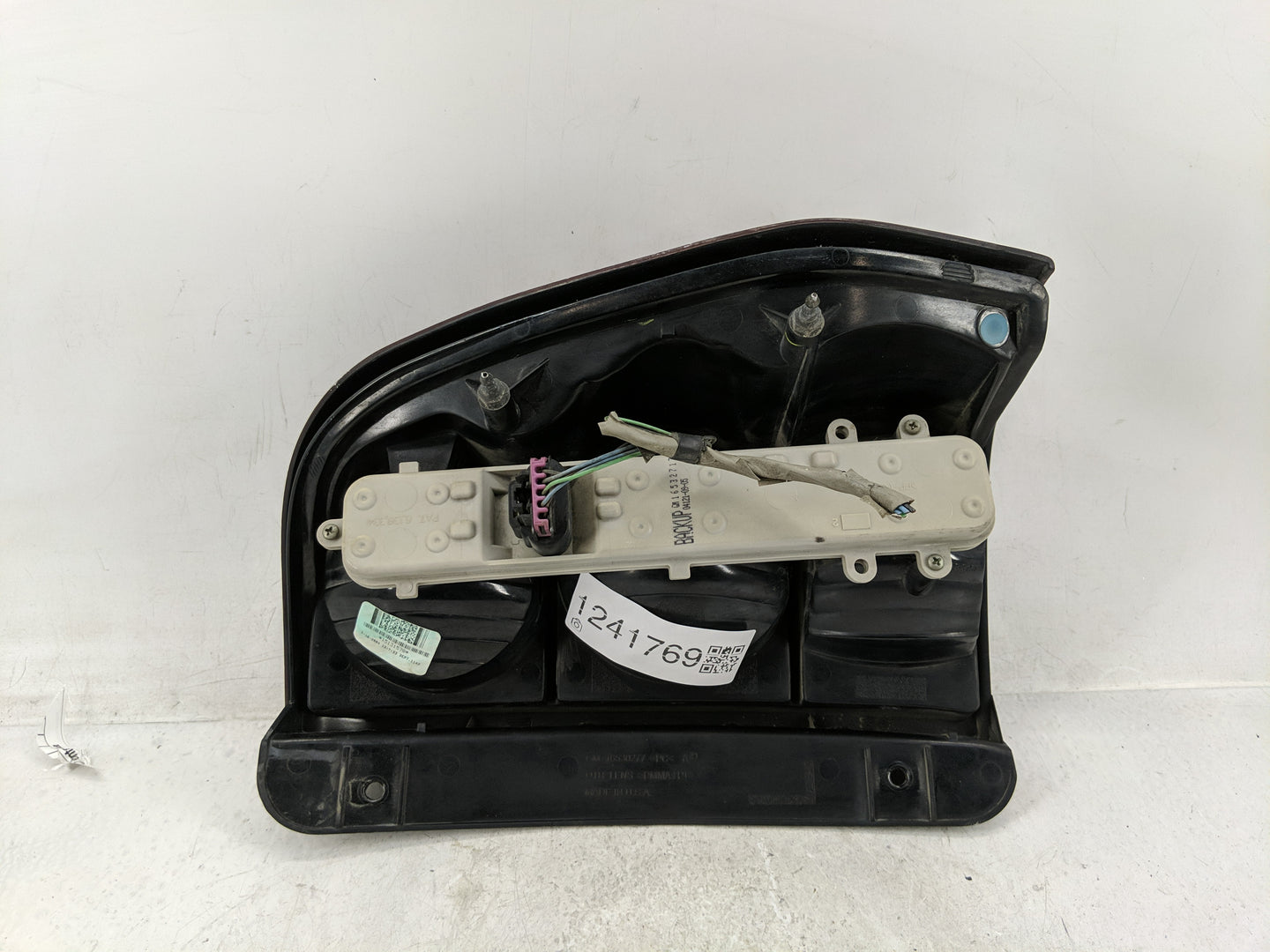 2002-2009 Chevrolet Trailblazer Tail Light Assembly Driver Left OEM Fits Fits 2002 2003 2004 2005 2006 2007 2008 2009 OEM Us