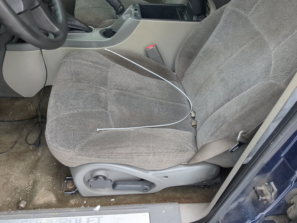 2004 Chevrolet Trailblazer Driver Front Seat Oem 1260112 - Oemusedautoparts1.com