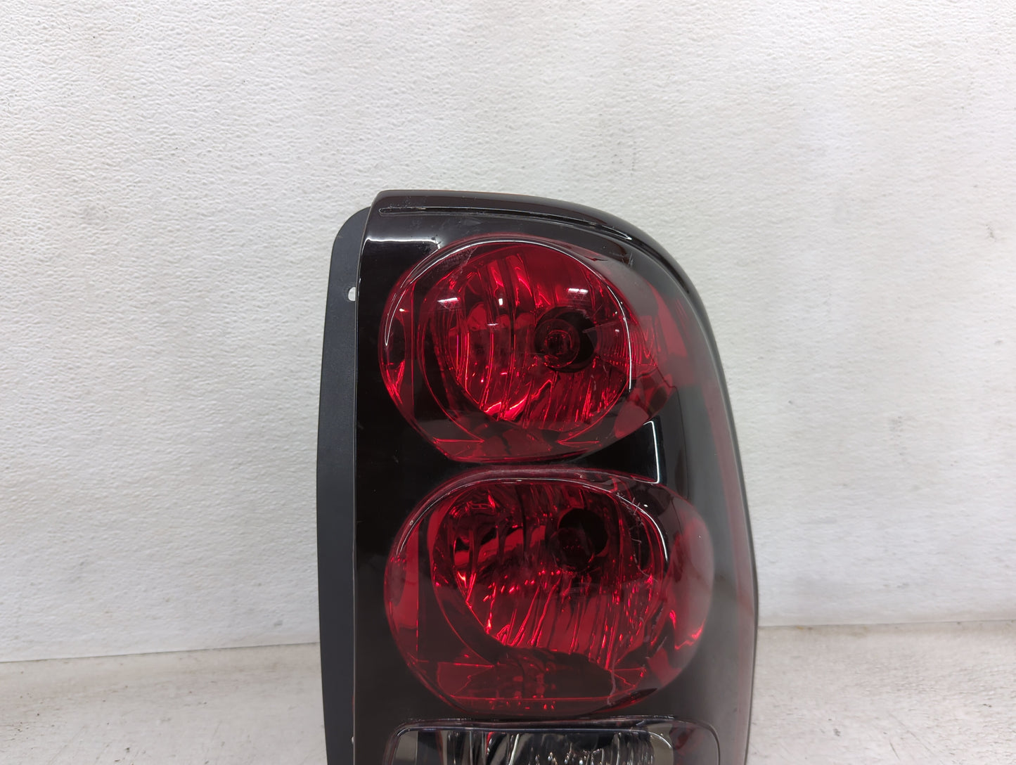 2002-2009 Chevrolet Trailblazer Tail Light Assembly Passenger Right OEM P/N:GM236-B000R Fits OEM Used Auto Parts - Oemusedau