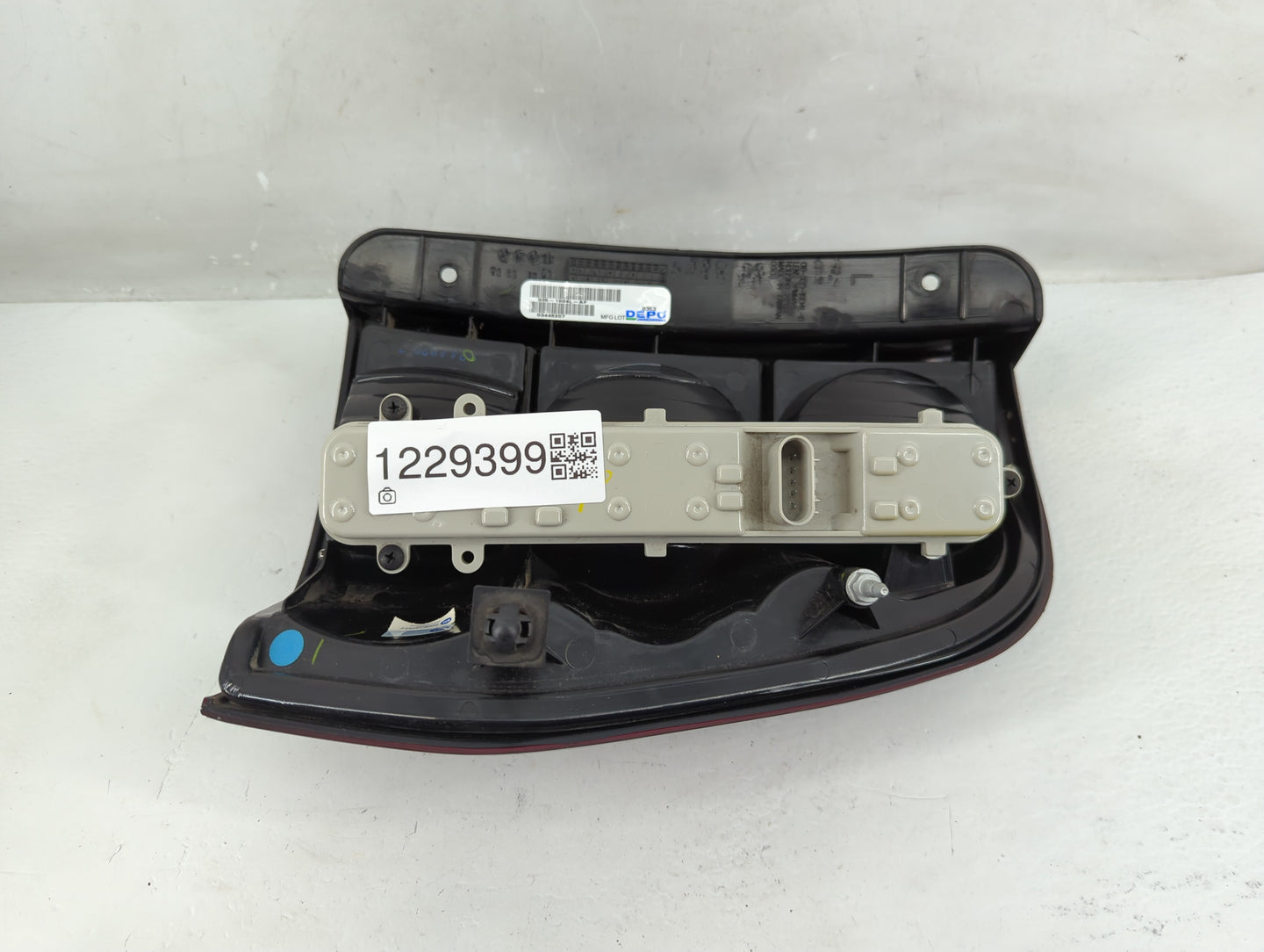 2002-2006 Chevrolet Trailblazer Ext Tail Light Assembly Driver Left OEM Fits Fits 2002 2003 2004 2005 2006 2007 2008 2009 OE