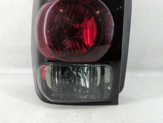 2002-2006 Chevrolet Trailblazer Ext Tail Light Assembly Driver Left OEM P/N:16530277 Fits OEM Used Auto Parts